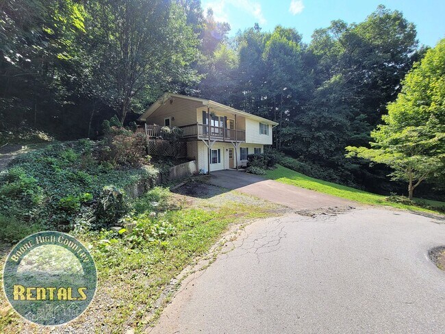 Building Photo - Gorgeous 3bd/2.5ba House With Included Downstairs Apartment