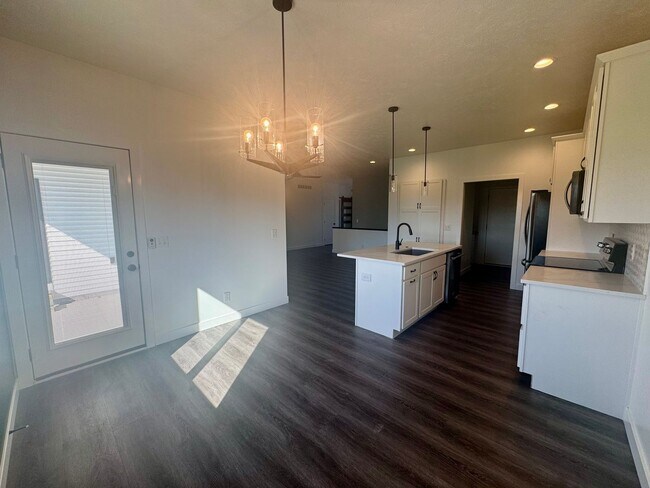 Building Photo - ** SECURITY DEPOSIT SPECIAL** 5 bedroom 3 bath in SW Lincoln