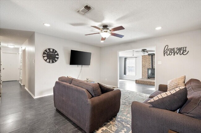 Building Photo - Fully Furnished Long-Term Rental!!