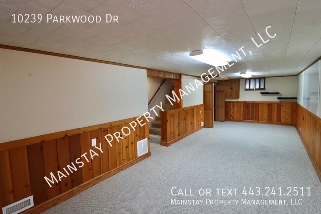 Building Photo - 10239 Parkwood Dr