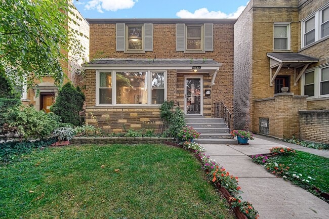 Primary Photo - 6423 N Seeley Ave