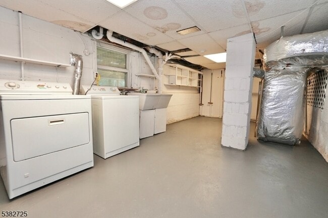 Building Photo - 25 Glenview Dr