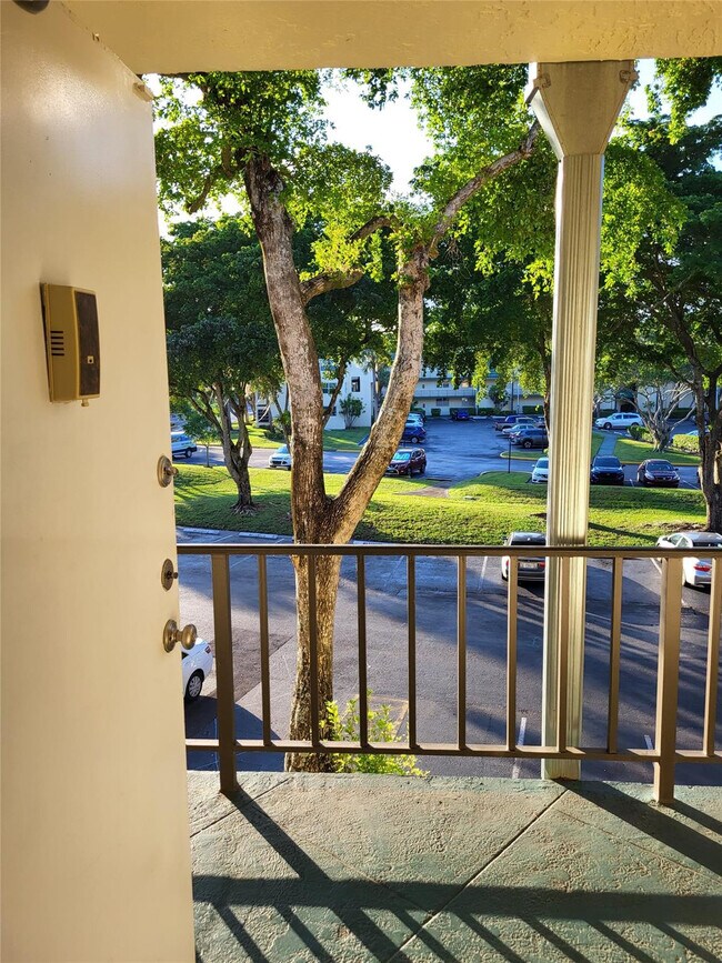 Building Photo - 9070 Lime Bay Blvd