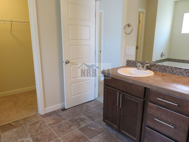 Building Photo - Stunning 3 bd House located in a Gated Community of Puyallup!