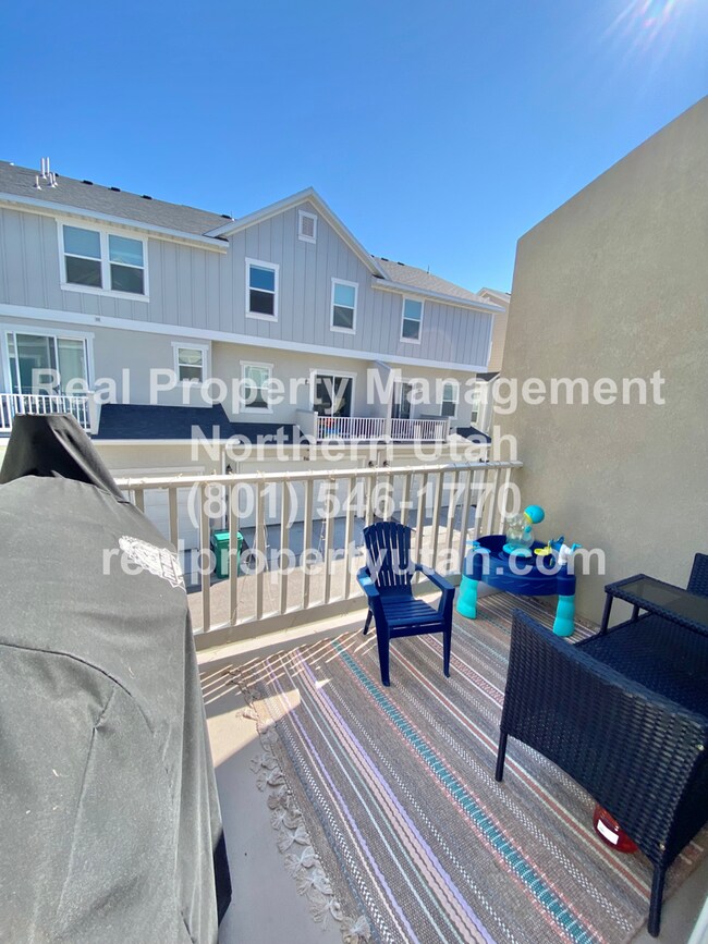 Building Photo - 3 Bed 3.5 Bath Layton Townhome Coming Soon!