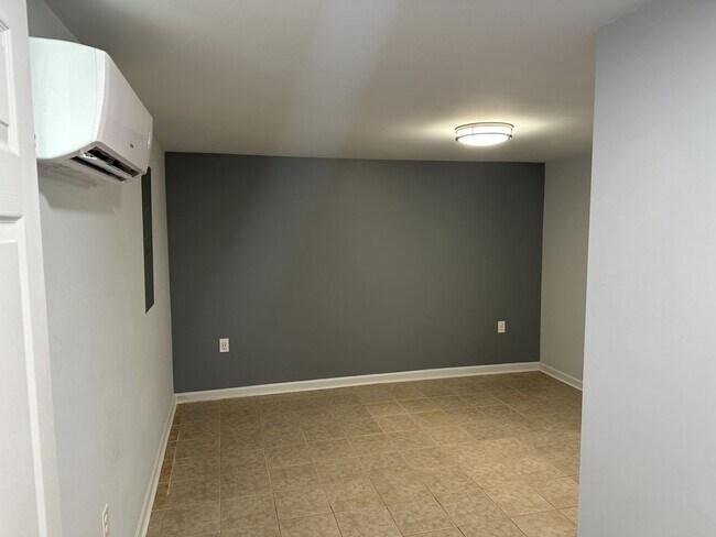 Building Photo - Nice Remodeled 1 bedroom apartment with ut...
