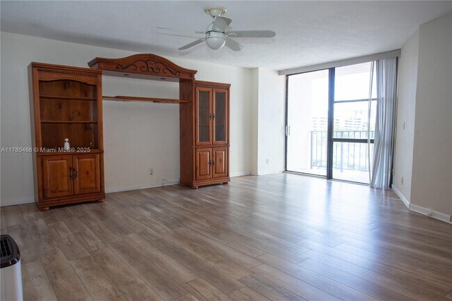 Building Photo - 800 Parkview Dr