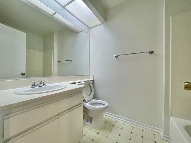 Building Photo - 2 Bed 2 Bath Corner Townhome