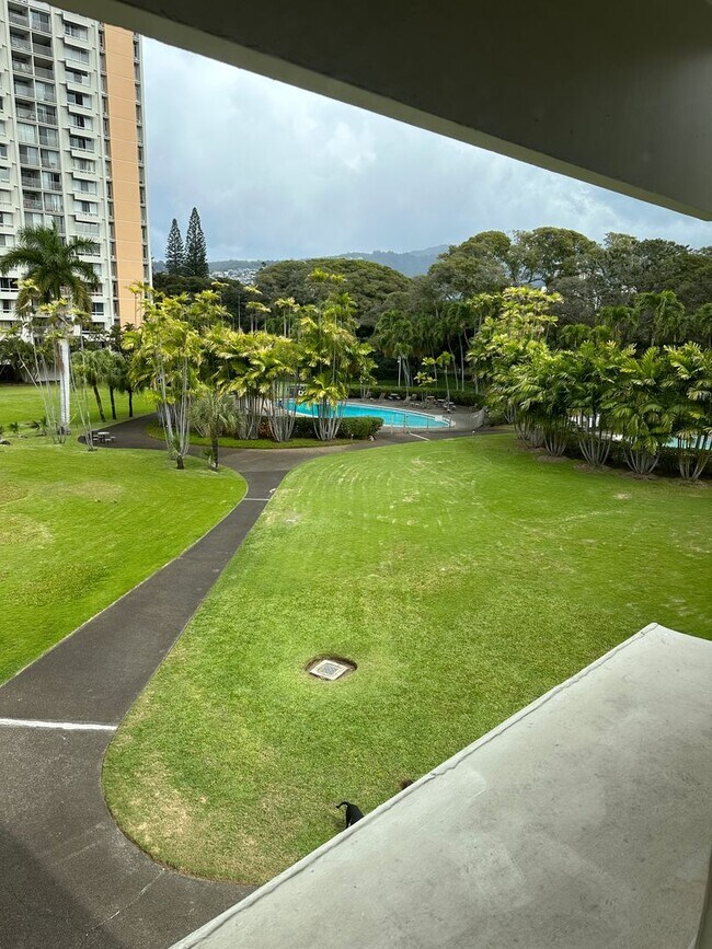 Building Photo - Queen Emma Gardens