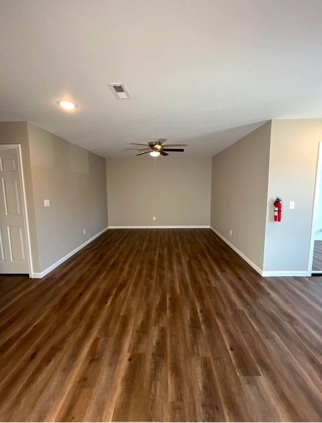 Building Photo - 2 bed, 1.5 bath Townhouse