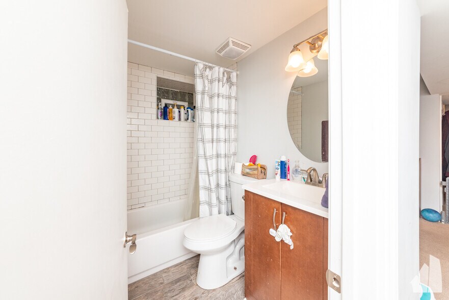 Building Photo - 2341 W Montana St