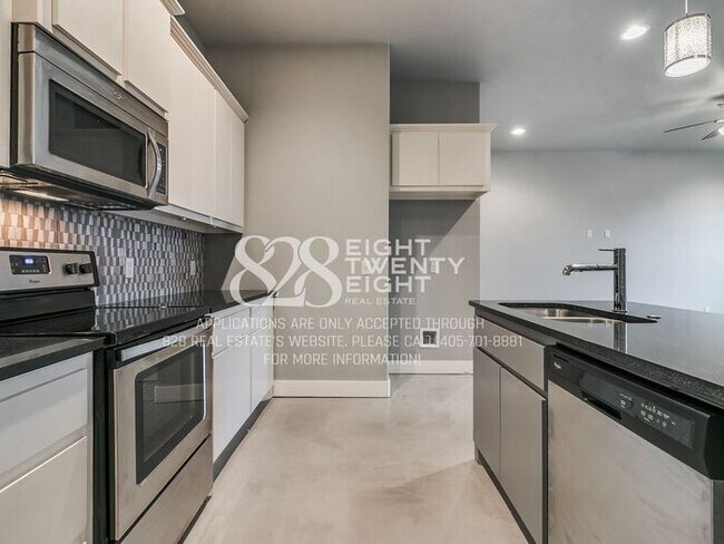 Building Photo - *AVAILABLE NOW!* Urban chic 3 bed/2.5 bath Townhome in West Norman!