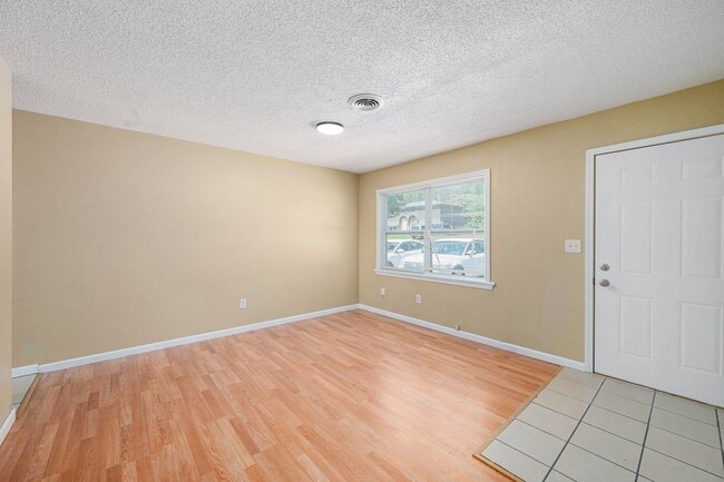 Building Photo - *MOVE IN SPECIAL* $250 Off First Full Month's Rent OR Free 55in TV! Beautiful 2BR/1BA Duplex in I...