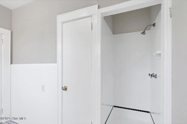 Building Photo - 300 Dogwood Ln