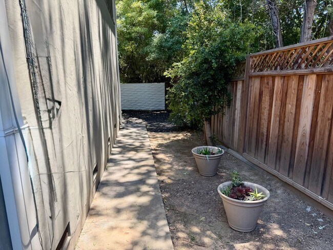 Building Photo - Charming Downtown Los Gatos – Remodeled 1 BR with Private Yard!