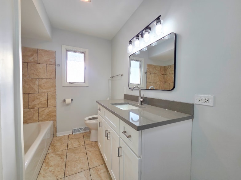 Building Photo - 29 E Lake Shore Dr