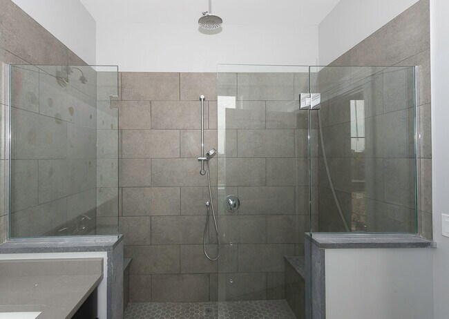 Building Photo - 520 N Western Ave