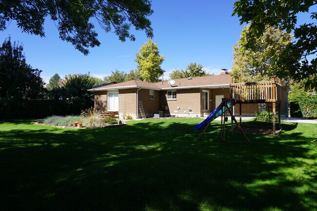 Building Photo - Quiet 5 Bedroom 3 Bath West Jordan Home