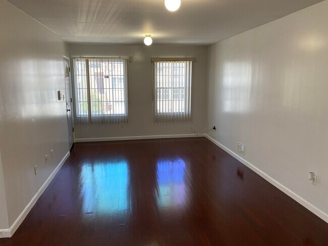 Building Photo - 183 Hutton St