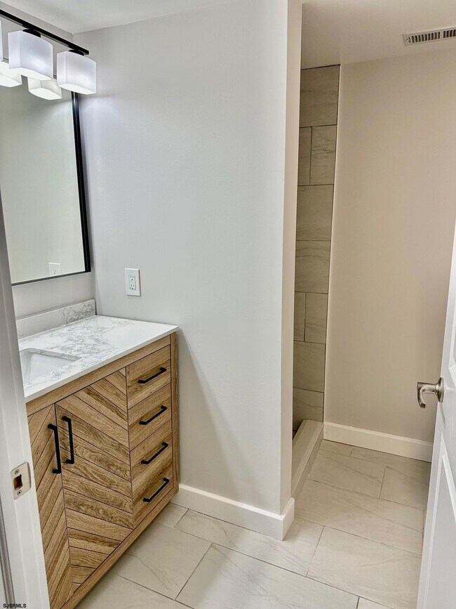 Building Photo - 1108 Dolphin Ave