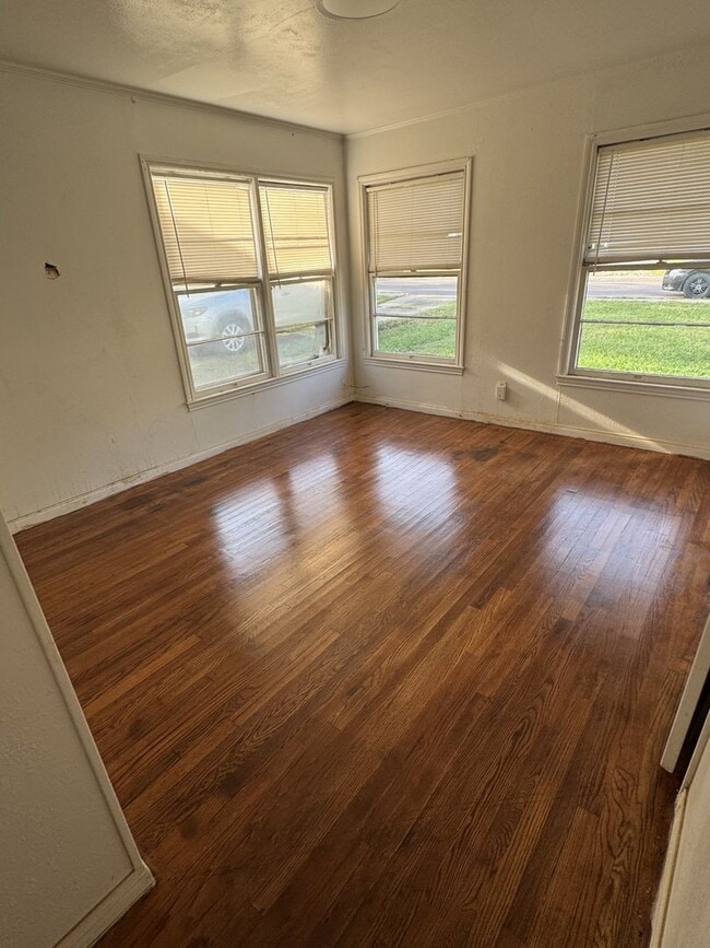 Building Photo - 3 Bedroom 1 Bath Singe Family Home