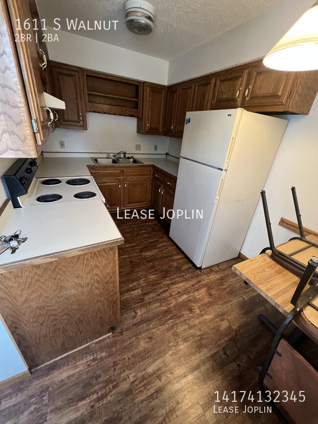 Primary Photo - 2 BED 1.5 BATH APARTMENT FOR RENT