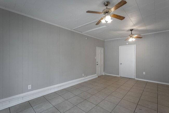 Building Photo - 3 Bedroom Home Close to All