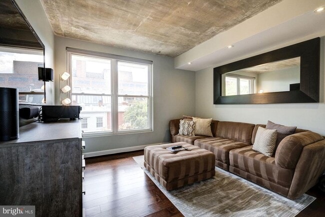 Building Photo - GEORGETOWN - 2 level 2/2.5 Custom Condo City Living W/ UNDERGROUND PARKING!!