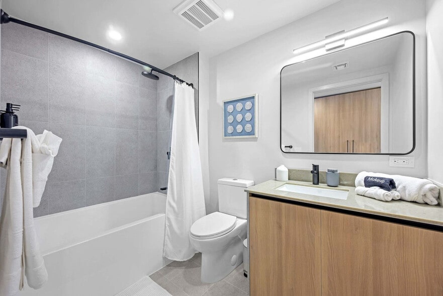 Building Photo - 121 NE 5th St