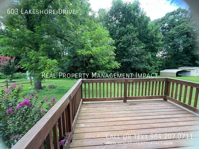 Building Photo - 603 Lakeshore Dr