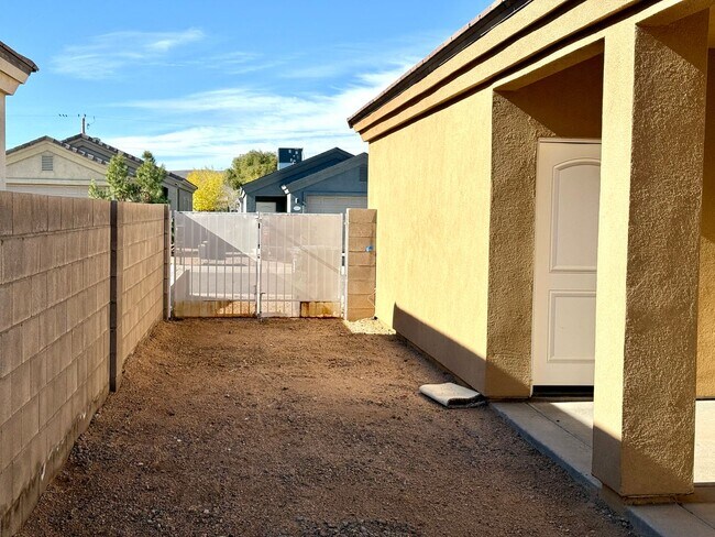 Building Photo - Great 3 Bedroom, 2 Bathroom Home Centrally Located- Available Now!