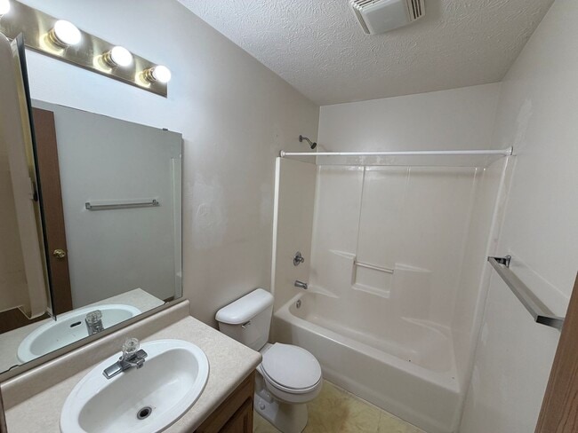 Building Photo - Duplex on Southside. 2bed/2bath with 2 car garage & privacy fence.