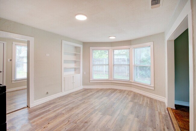 Building Photo - Now Available! Pet-Friendly 3BR Home with Large Backyard – Cleburne