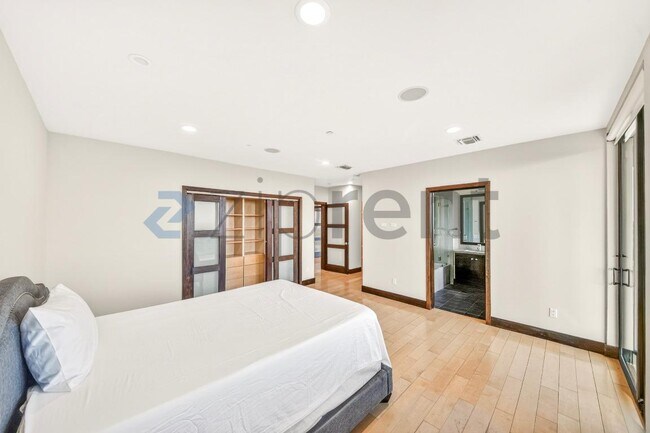 Building Photo - Unit