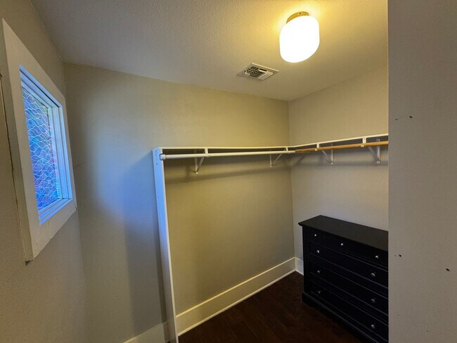 Building Photo - Ready For Move In - Beautifully Renovated Cottage Home in South San Antonio - Near Downtown SA