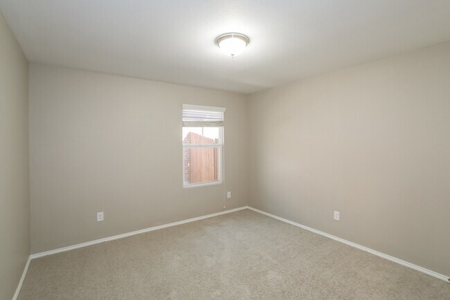 Building Photo - Spacious 3-Bedroom Home