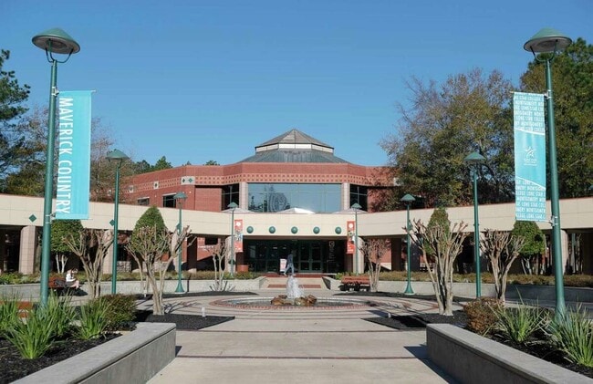 Building Photo - 213 Summerhaze Cir