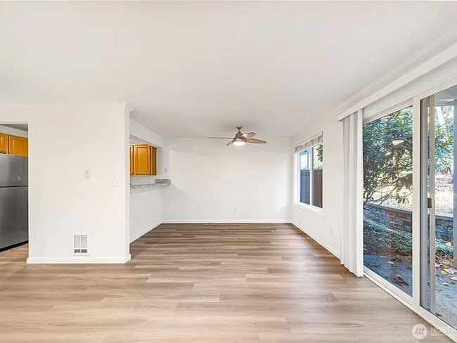 Building Photo - Modern First-Floor 1BR Condo | Near Totem Lake, Juanita Beach & Major Tech Employers