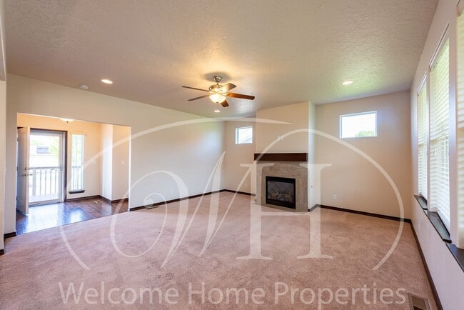 Building Photo - Newer Large Home in Great Neighborhood wit...