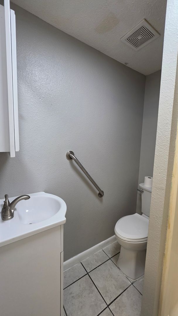 Building Photo - Studio garage apartment
