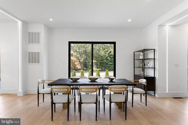 Building Photo - 1733 Chain Bridge Rd