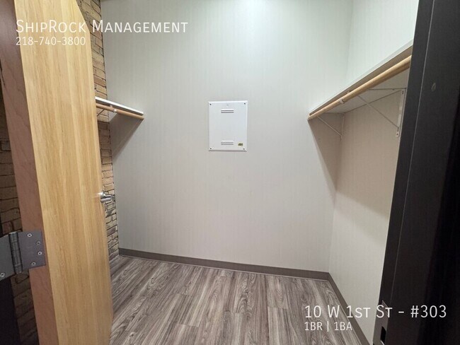 Building Photo - 10 W 1st St