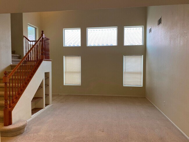 Building Photo - Beautiful & spacious home on an oversized ...