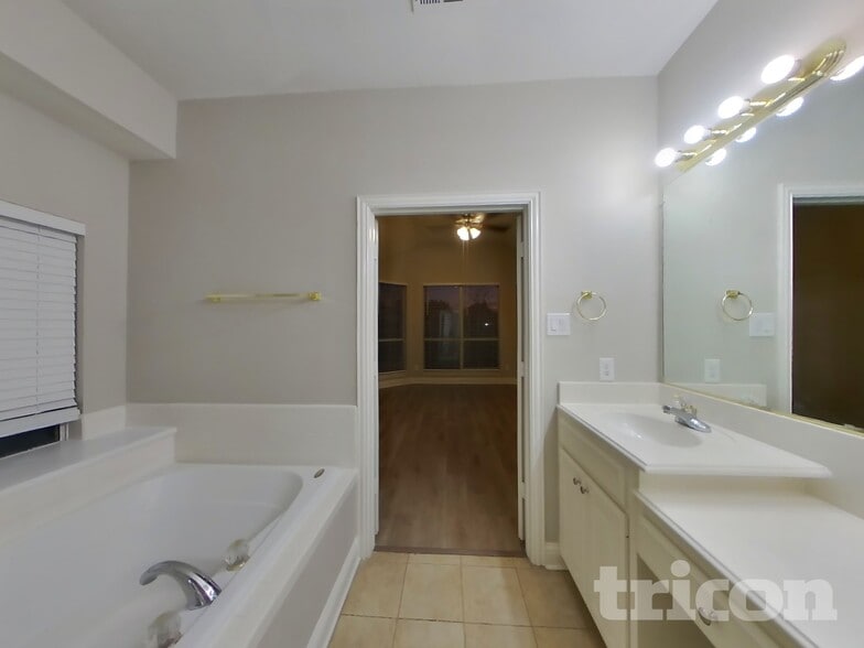 Building Photo - 2304 Greenview Dr