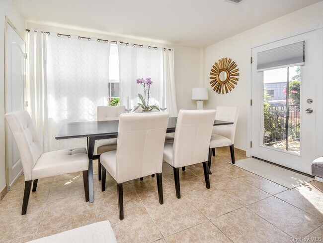 Building Photo - 200 Carney St