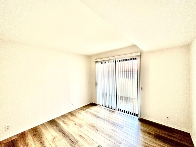 Building Photo - 2025 Majorca Dr