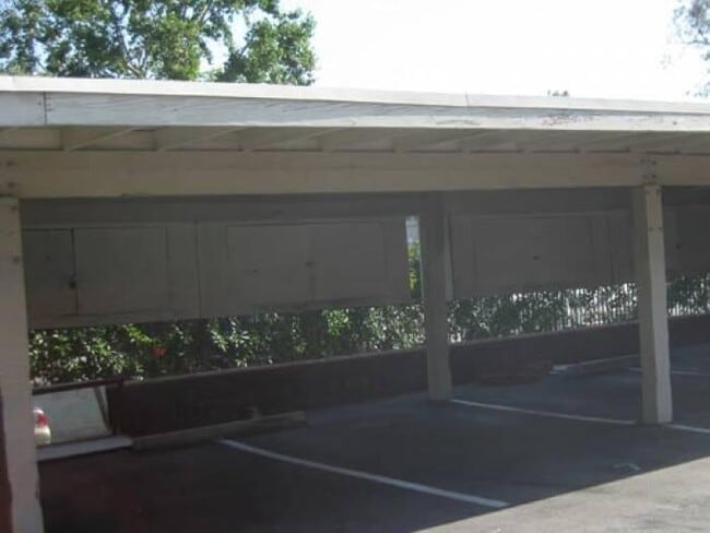 Building Photo - Beautiful 4 Bedroom 2 1/2 Bathroom Northridge Two-Story Condo, Ready for Move-In!