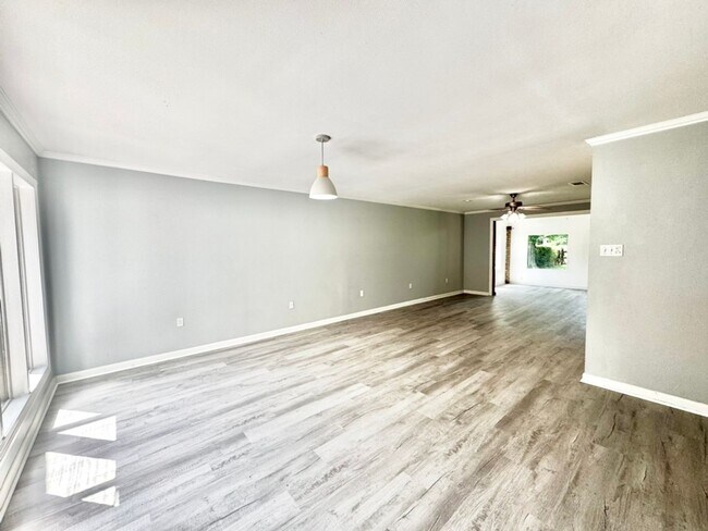 Building Photo - 15826 New Market Dr