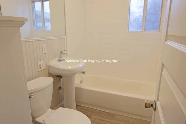 Building Photo - 2 Bed, 1 Bath Upper Unit