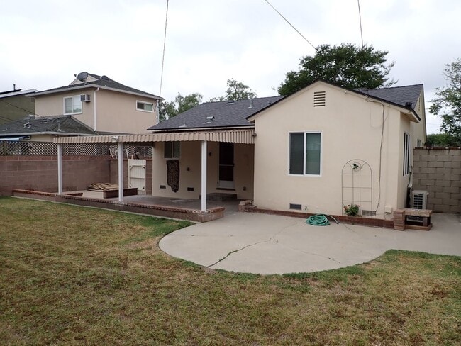 Building Photo - Single Family House in Desirable Neighborhood